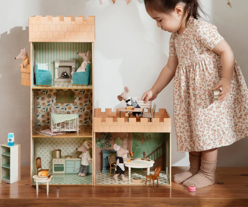 New Dining Table, Mouse Royal & Castle